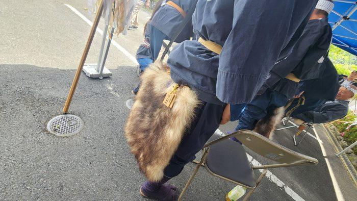 腰皮を巻いている様子