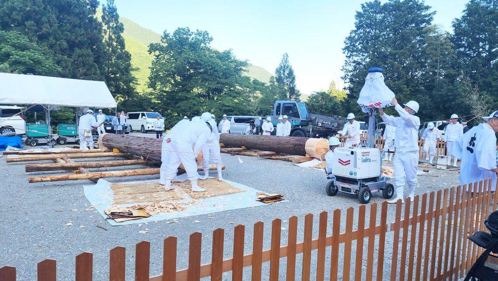 人々が御神木祭の準備をしている様子
