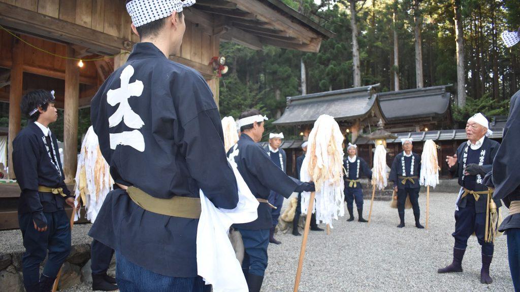 付知町木遣保存会のみなさんと会長の山下さんが輪になって話している様子