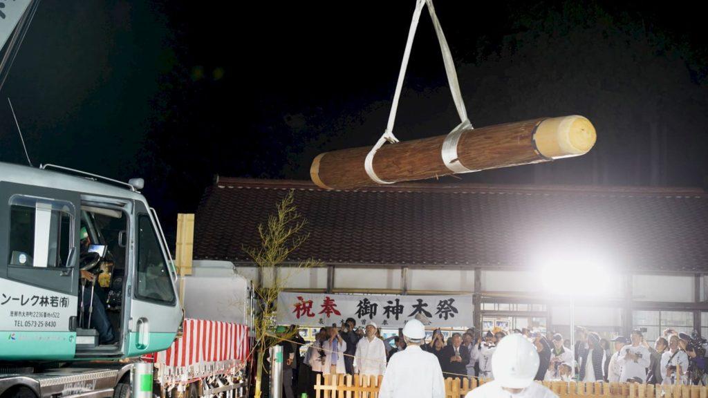 御神木をクレーンで運んでいる様子